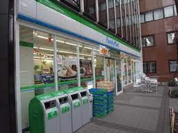 コンビニ　ファミリーマート 三田三丁目店（コンビニ）まで437m