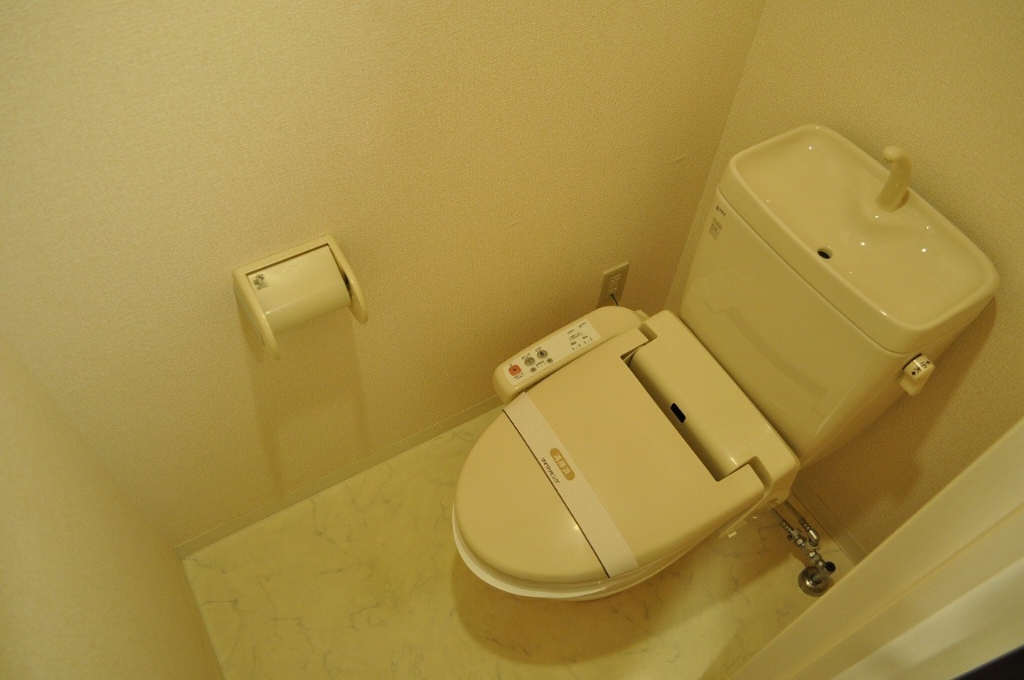 トイレ　温水洗浄便座付です。