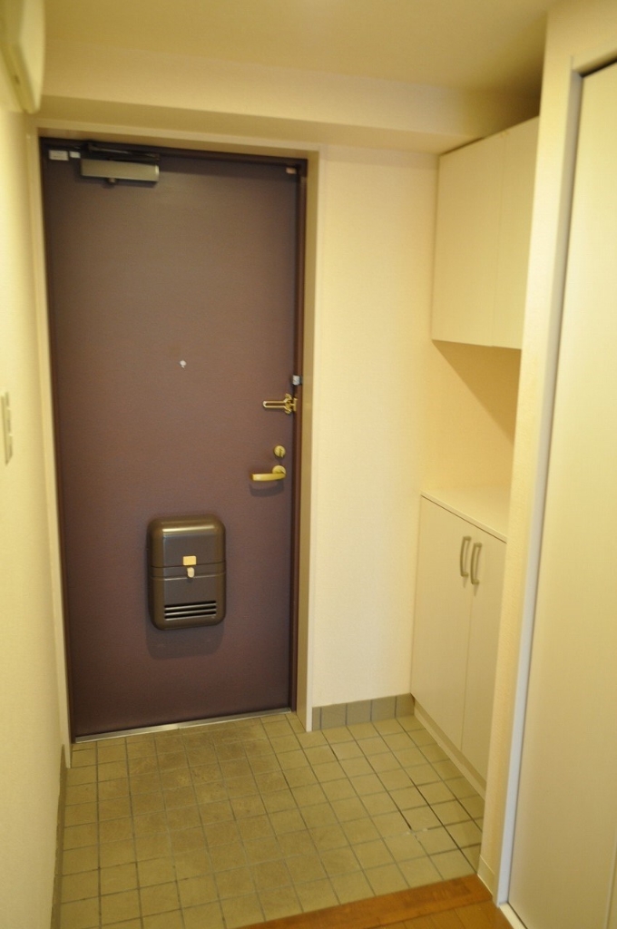 玄関　たくさん収納できる下駄箱がございます。