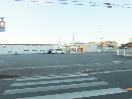 コンビニ　ファミリーマート 小山神鳥谷店（コンビニ）まで150m