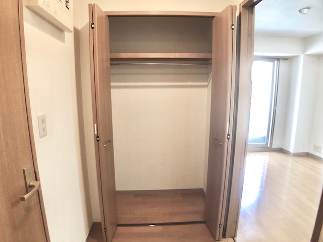 収納　奥行があるクローゼットタイプの収納