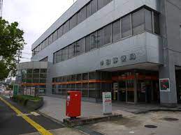 郵便局　半田郵便局（郵便局）まで465m