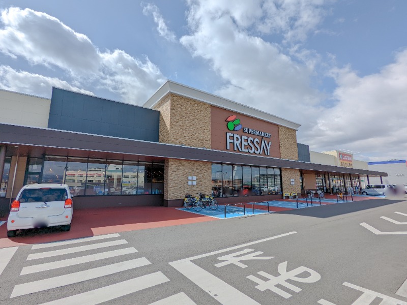 スーパー　フレッセイ朝倉店（スーパー）まで922m