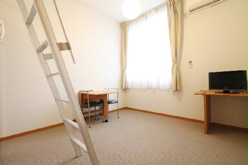 居室・リビング　ロフトタイプは天井が高く開放的な窓から日が差し込みます！