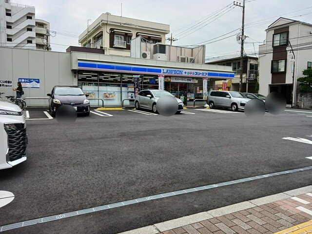 コンビニ　LAWSON（コンビニ）まで146m