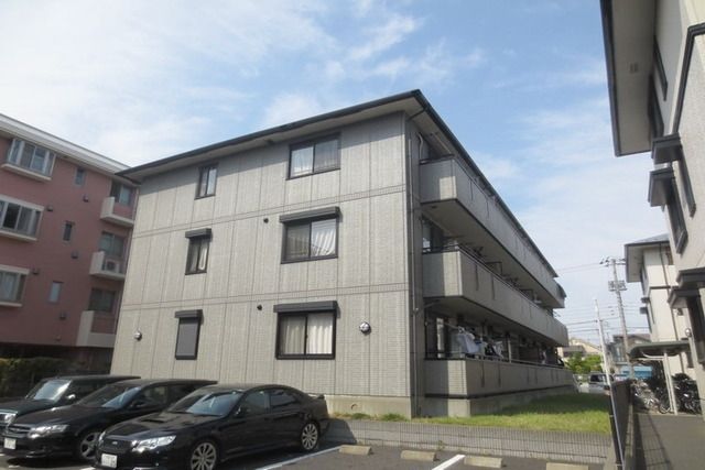 建物外観　日当り良好。綺麗な外観ですね。