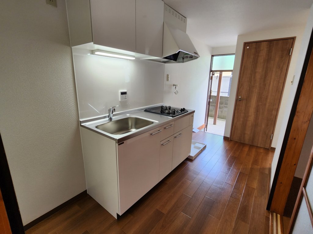 キッチン　新品２口システムキッチン　冷蔵庫も楽々置ける広さです。