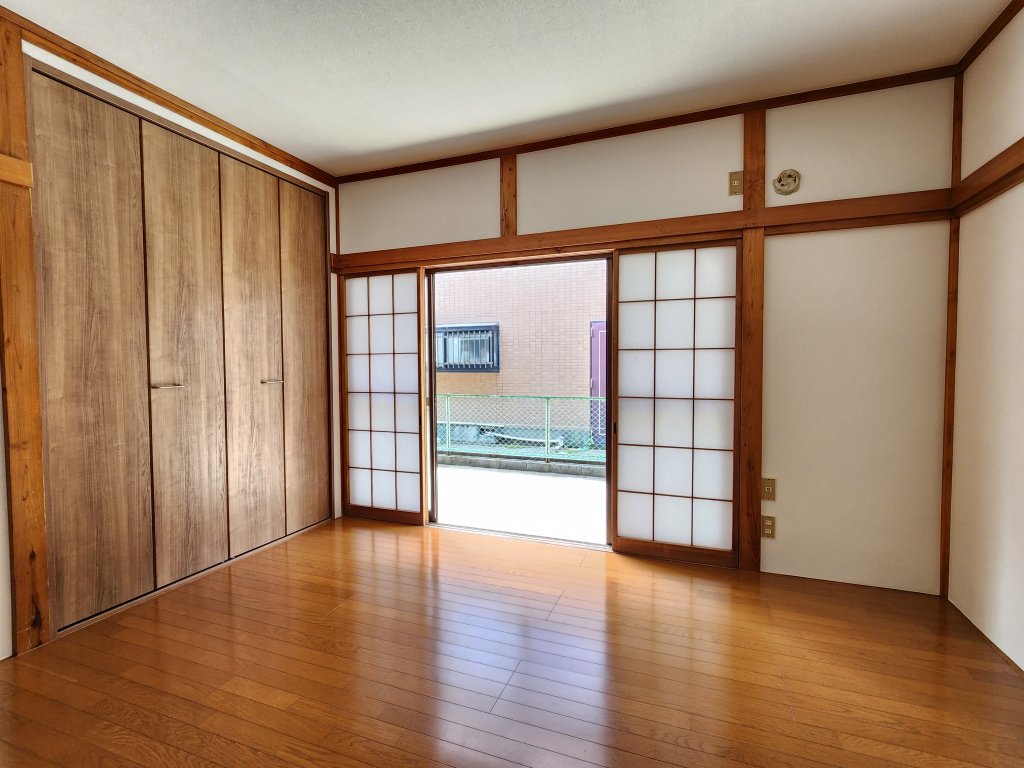 居室・リビング　ワイドサッシ採用、日当り良好　収納建具交換済み