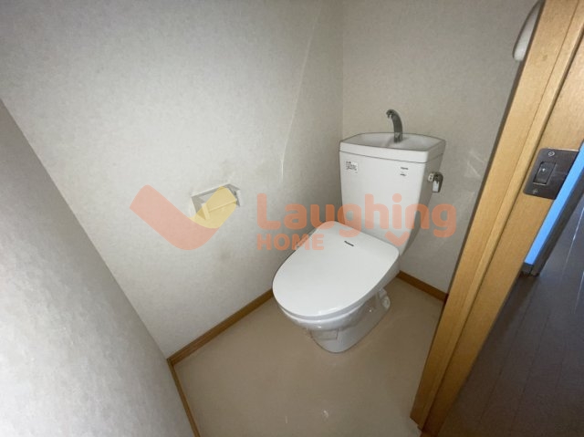 トイレ　落ち着いた色調のトイレです