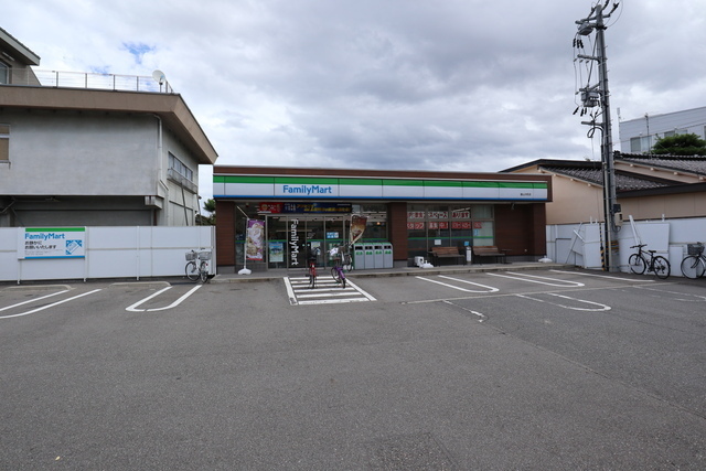 コンビニ　ファミリーマート富山大町店（コンビニ）まで500m