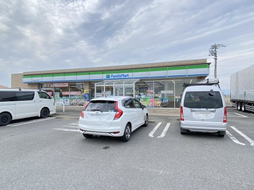 コンビニ　ファミリーマート鈴鹿北堀江店（コンビニ）まで947m