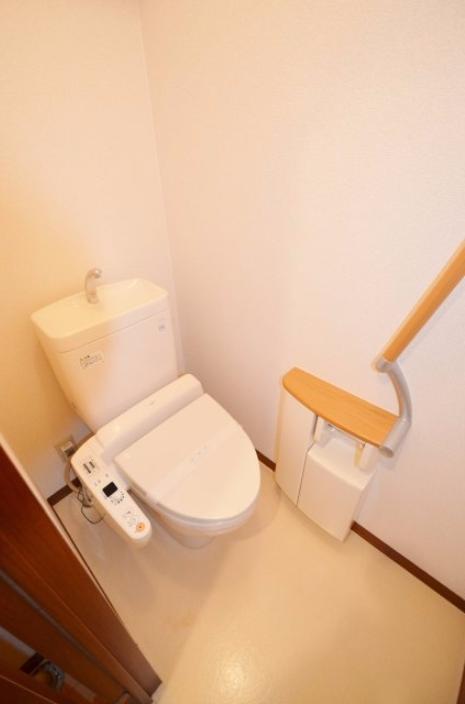 トイレ　温水洗浄便座付きのトイレです♪