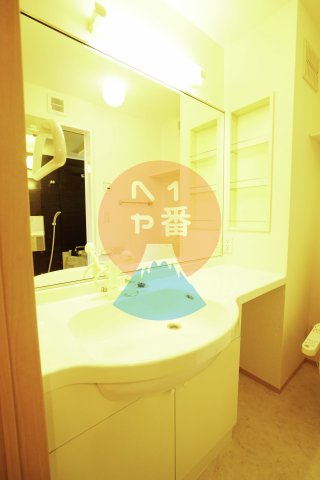 洗面設備　広々とした洗面台ですね