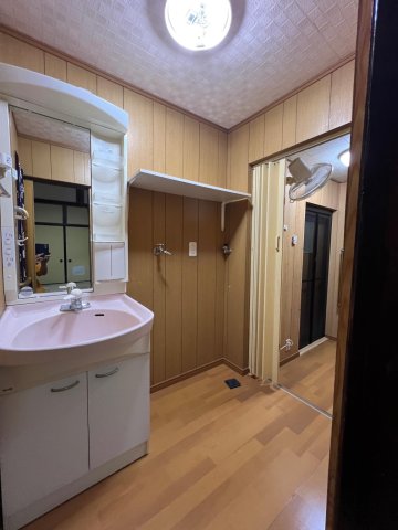 洗面設備　トイレとお風呂の間に独立洗面台あります！