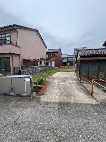 駐車場　物件から徒歩2分の場所に駐車場あります。こちらに3台駐車可能