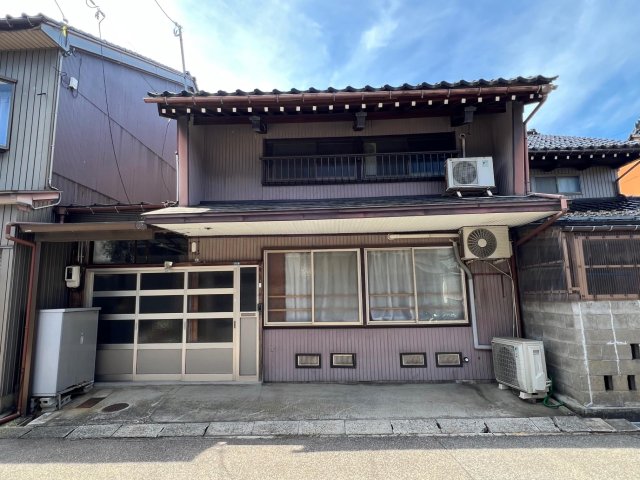 建物外観　室内の土間部分にバイク置けます。家の前にも車止められます。