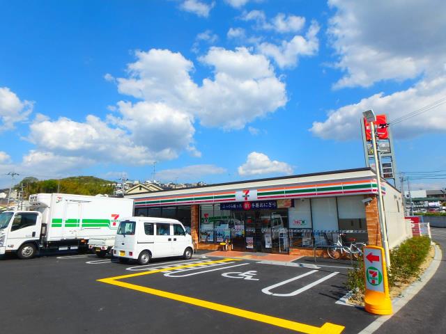 コンビニ　セブンイレブン（コンビニ）まで1157m