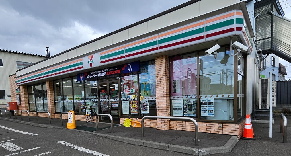 コンビニ　セブンイレブン札幌白石中央3条店（コンビニ）まで589m