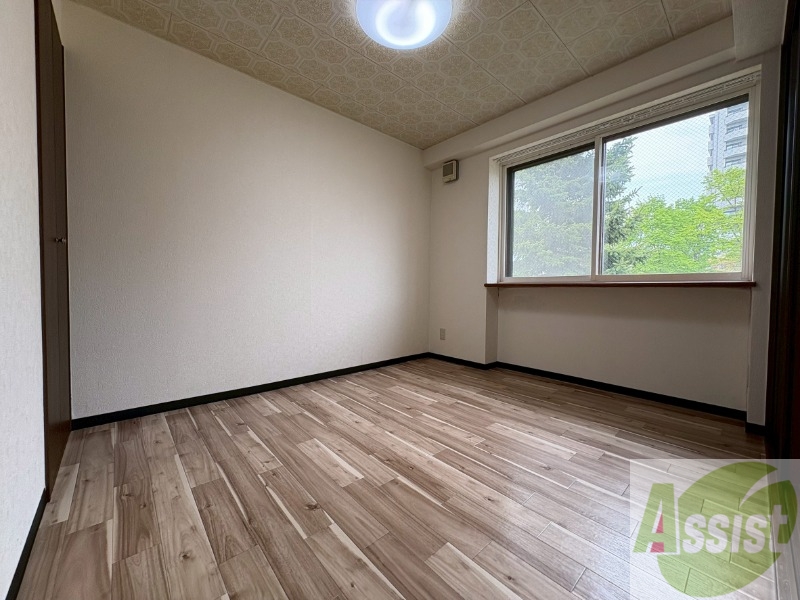 その他部屋・スペース　こちらのお部屋は光が差し込む、温かみのあるお部屋です。