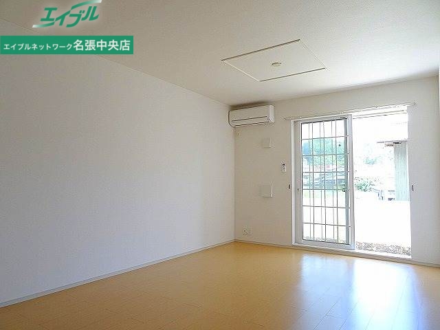 居室・リビング　同物件別部屋の写真です