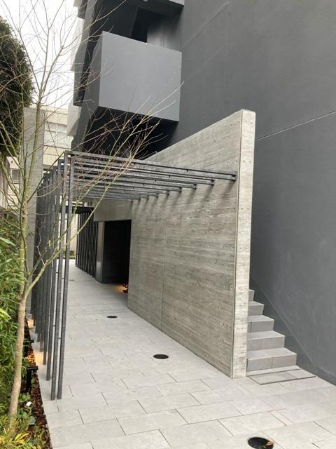 エントランス　落ち着いたエントランスです