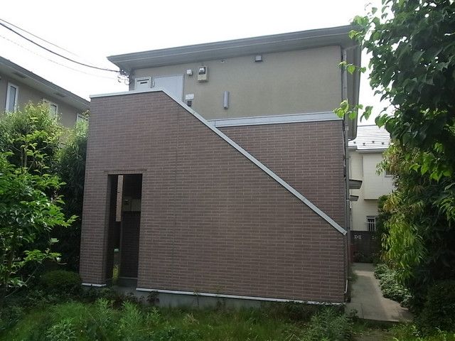 建物外観　バストイレ別、大型クローク付き