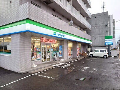 コンビニ　ファミリーマート札幌澄川4条店（コンビニ）まで500m