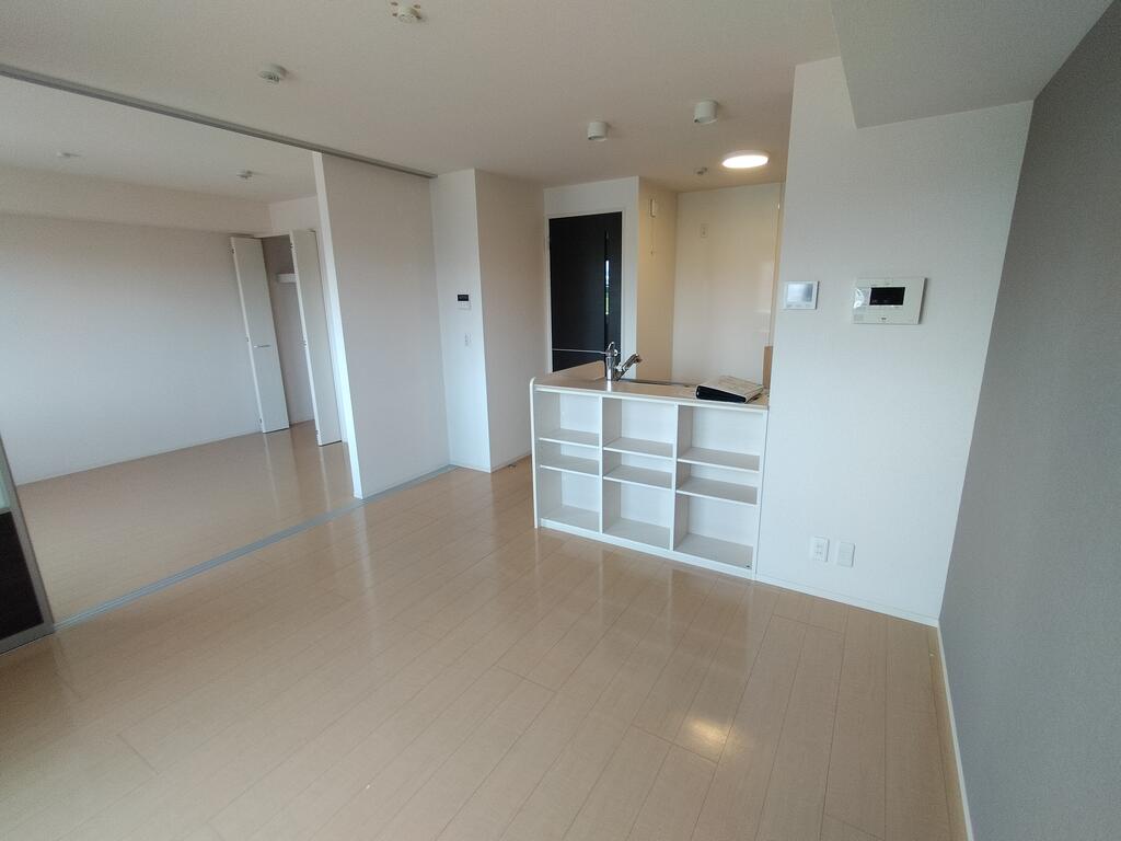 居室・リビング　※同建物の別のお部屋の写真です。