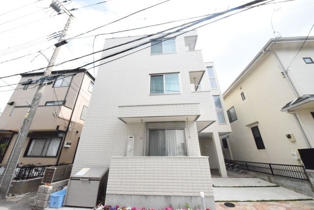 建物外観　近くにコンビニやドラッグストアもあります
