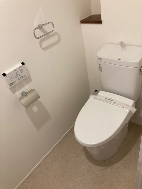トイレ　この写真は同タイプのお部屋のものです。
