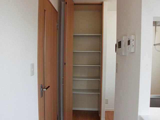 収納　キッチン横にも収納があり便利です。