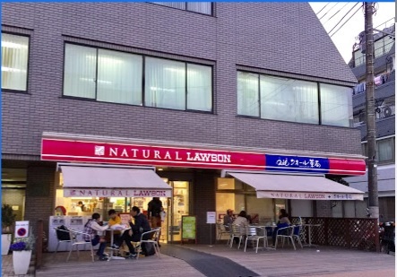 コンビニ　ナチュラルローソン北青山二丁目店（コンビニ）まで104m