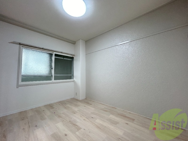 その他部屋・スペース　寝室部分はこちらの洋室がちょうどよさそうです。