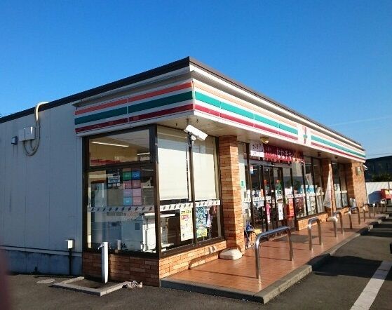 コンビニ　セブンイレブン筑縄町店（コンビニ）まで550m