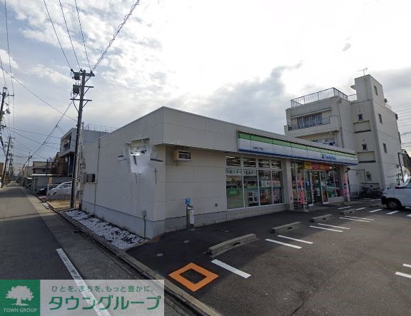 コンビニ　ファミリーマート江向町三丁目店（コンビニ）まで180m