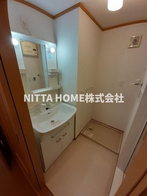 洗面設備　シャワー付きの洗面台朝の準備も楽々です☆