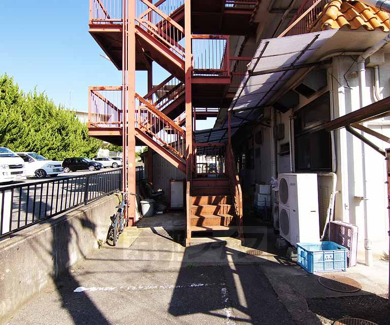 エントランス　こちらから建物内へ。