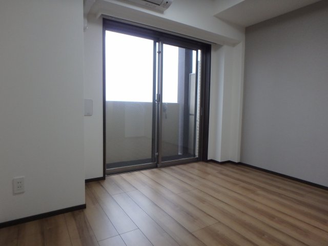 居室・リビング　落ち着いた色合いの床材を使用した居住空間です。