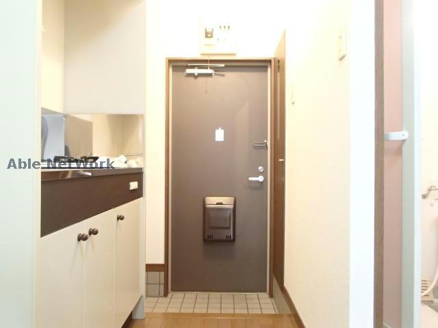 玄関　※同物件別部屋の写真です。
