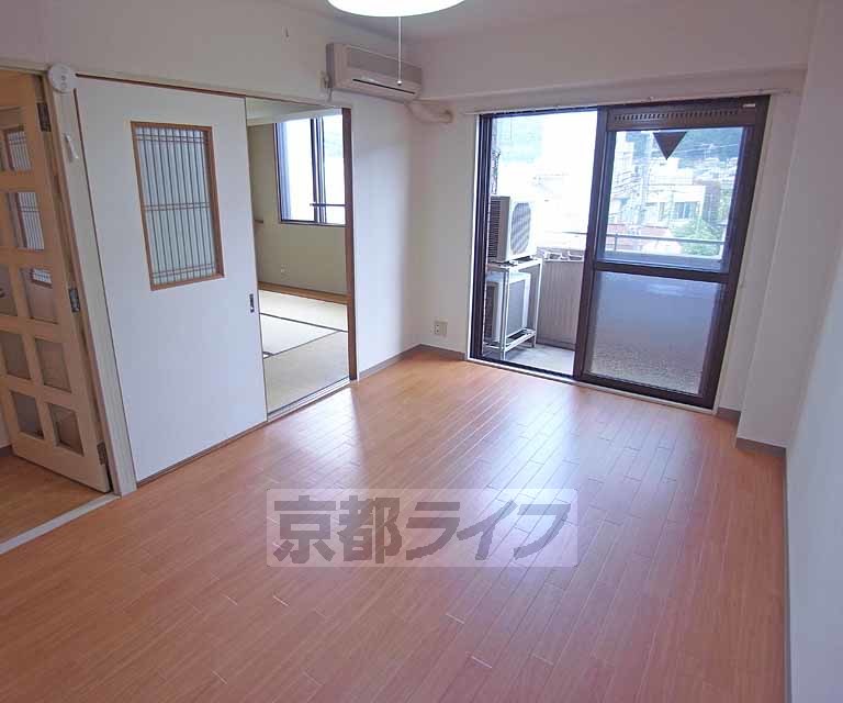 居室・リビング　光のたくさん入るお部屋ですね・