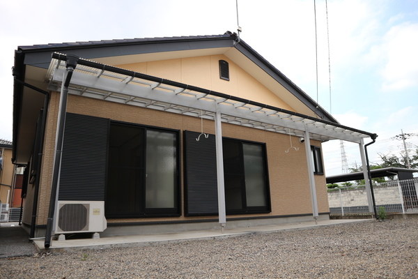 建物外観　ひさしが付いてます