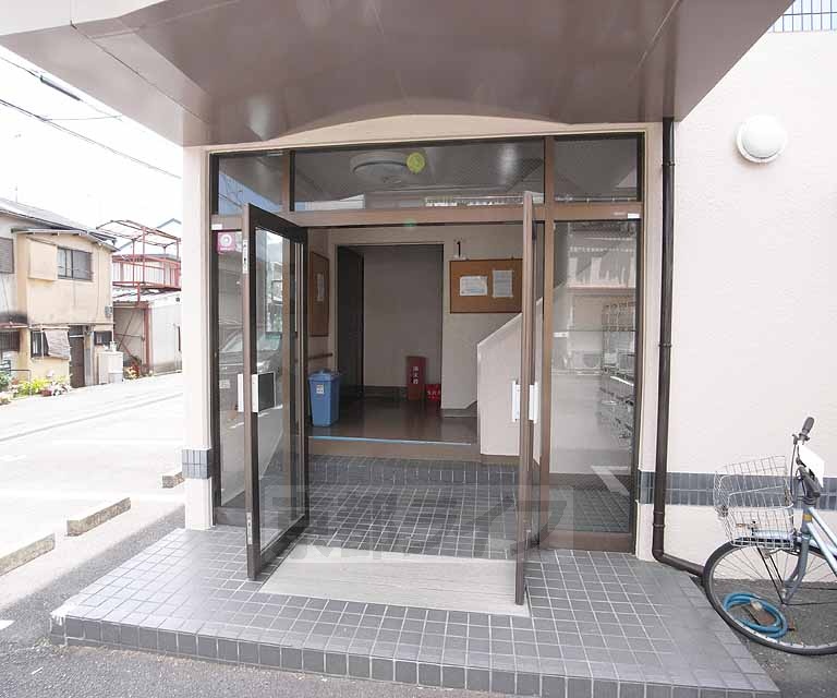 エントランス　建物の玄関部分です。