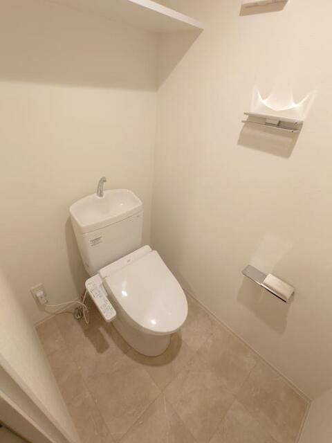 トイレ　落ち着いた色調のトイレです