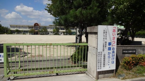 小学校　岡崎市立羽根小学校（小学校）まで864m