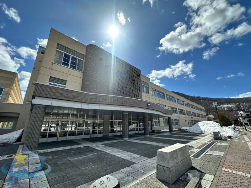 中学校　札幌市立山鼻中学校（中学校）まで380m
