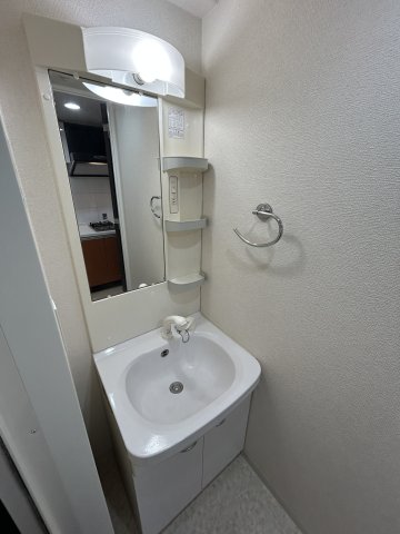 洗面設備　明るい洗面所です