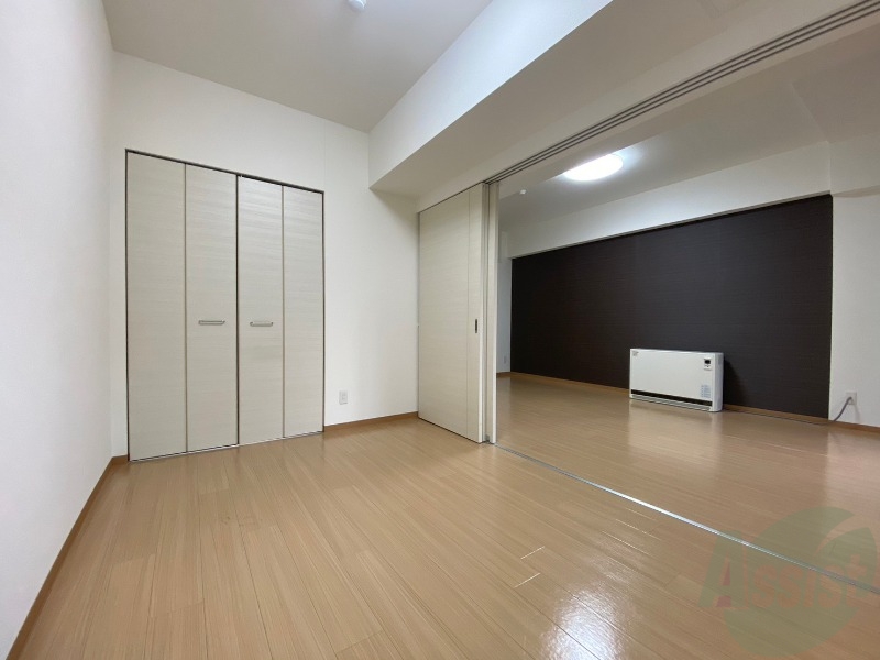 その他部屋・スペース　寝室はこちらです。光が差し込む、温かみのあるお部屋です。