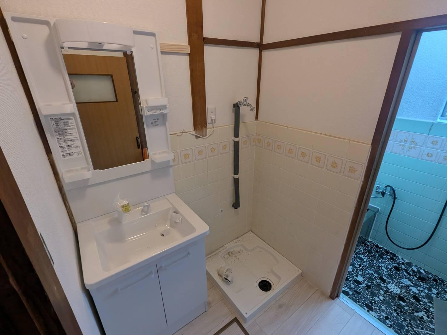 洗面設備　独立洗面化粧台と、室内洗濯機置き場完備しています。