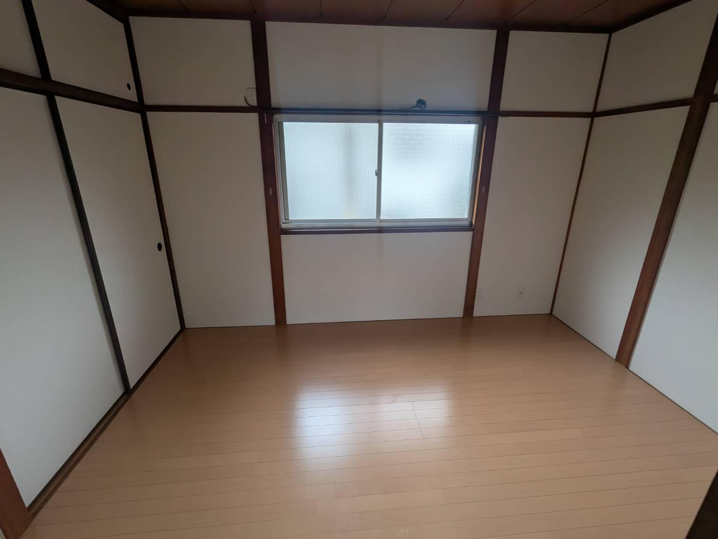 その他　1階の6帖部屋も洋室化済みです。収納力あります
