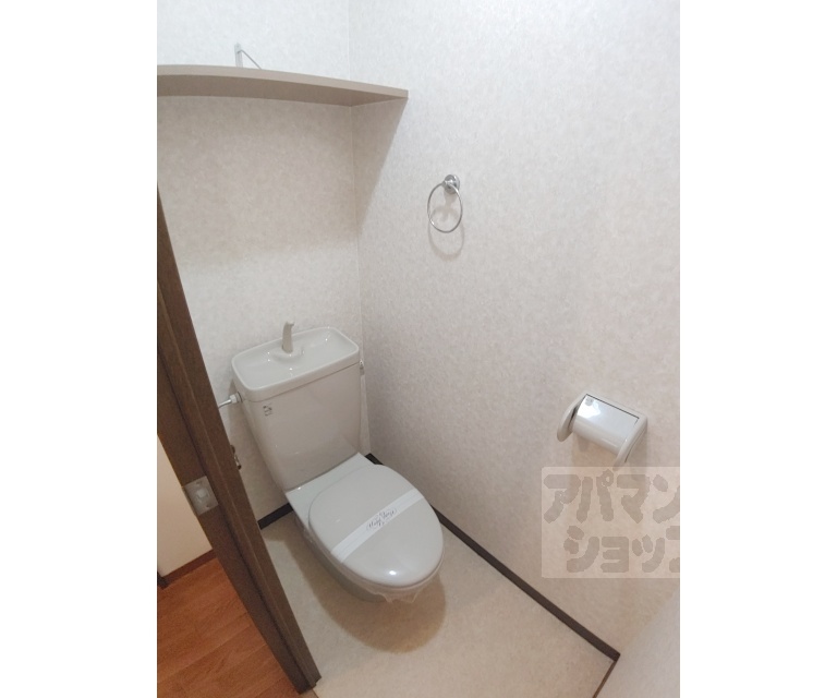 トイレ　前の壁との圧迫感がありません！